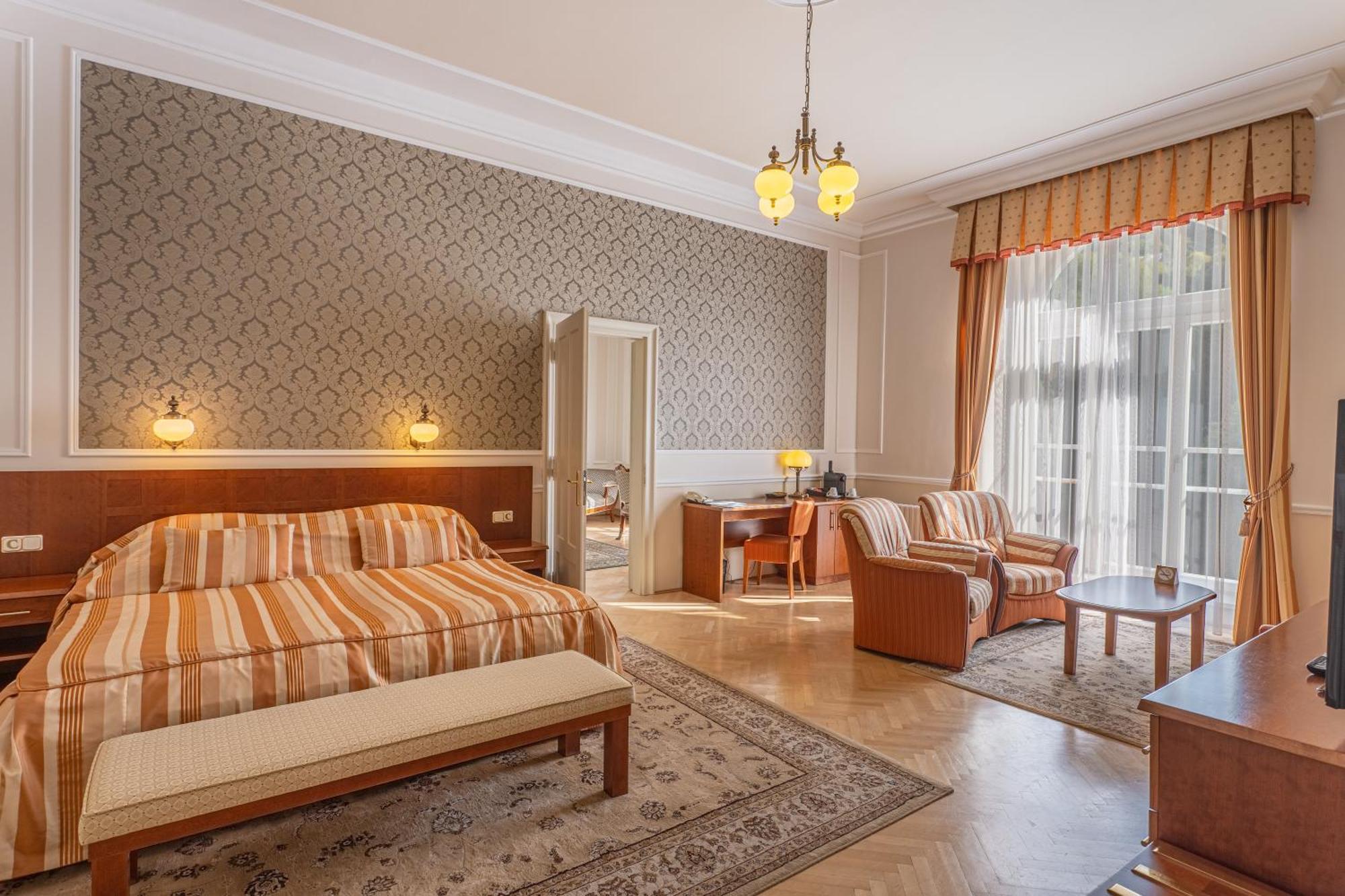 Hotel Radium Palace Яхимов Екстериор снимка